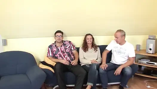 Pelacur seksi jerman dientot habis-habisan di seks threesome yang luar biasa