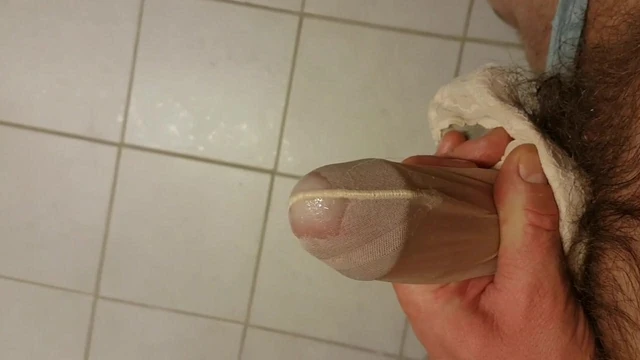 In die Nylons meiner Frau gespritzt