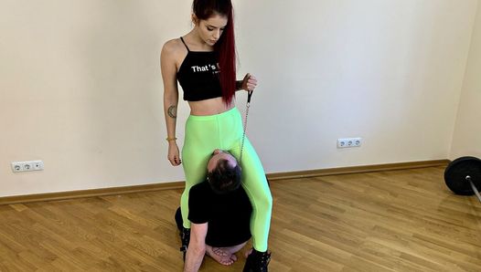 Áspero coño adoración y bofetadas en la cara de la dominatrix con la cruel dominatrix Sofi en leggings verdes