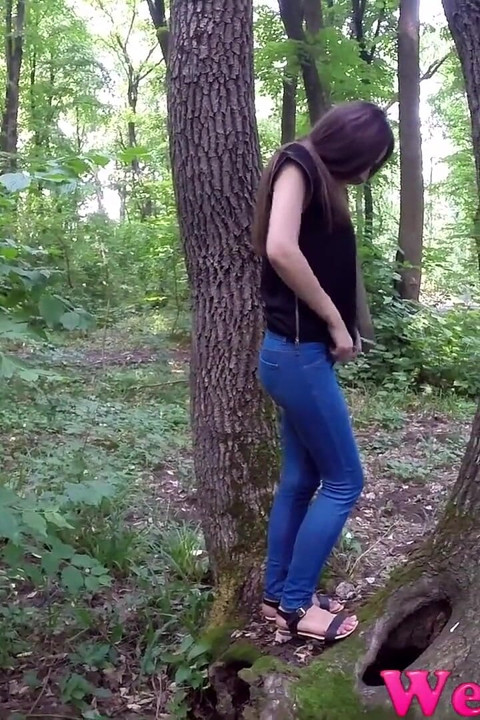 Očajna devojka u šumi pronalazi savršeno mesto da piša u farmerkama