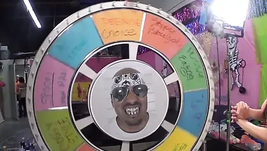 Jilat pantat cewek semok latina ini minta teman teteknya untuk bantuin