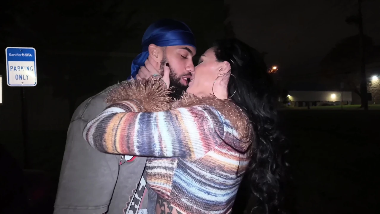 Azgın sürtük Bianca Bailee parkta büyük zenci yarağına biniyor