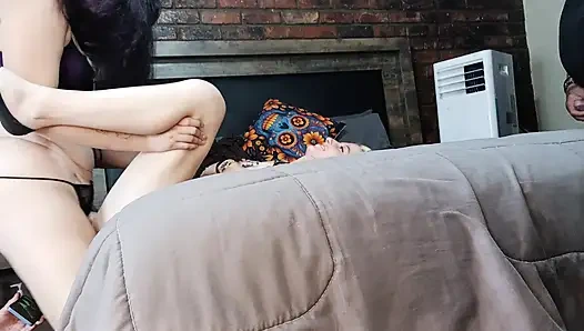 Wichsen während 2 mädchen sich gegenseitig mit einem strap-on ficken