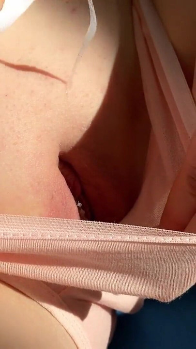 لحظة آسرة من "أخت زوجة منحرفة عذراء - سراويل داخلية كاملة تنفجر بالرش وقذف"