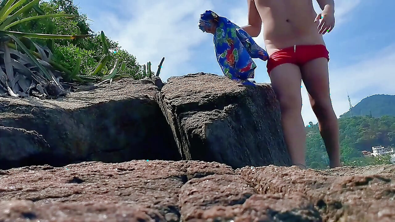 Saya menunjuk-nunjuk di atas batu di pantai dan nelayan hampir menangkap saya.