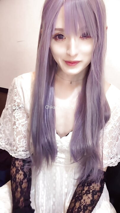 Urocza gal crossdressing po cichu masturbuje się w filmie