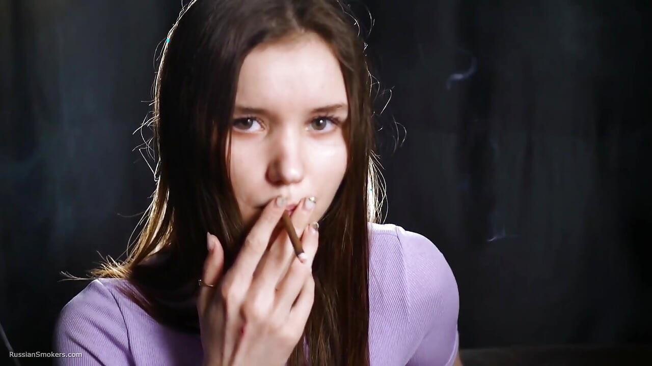 Курение В Осеннем Парке С Милой Дамой