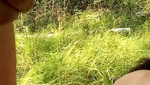 Üvey erkek kardeşi ve bir arkadaşı tarafından pikniğe getirildi, ama bu onu sikmek için bir bahane