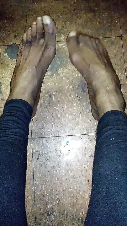 คุณจะ jackoff บนเท้าสวยของกูได้ไหม? เฟติชเท้า