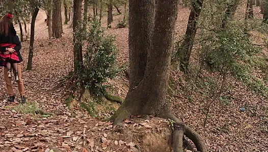 Cewek dengan rok polka dot dientot habis-habisan di hutan