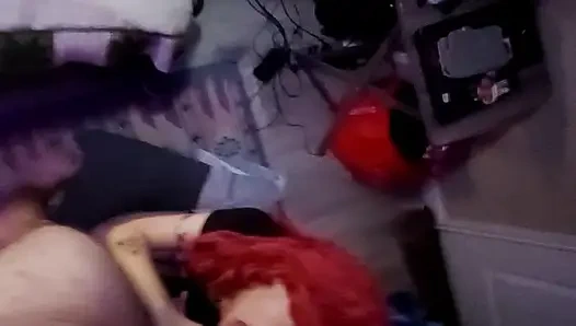 Minyon kızıl saçlı gotik kız aynanın önünde emiyor ve sonra sert sikiliyor