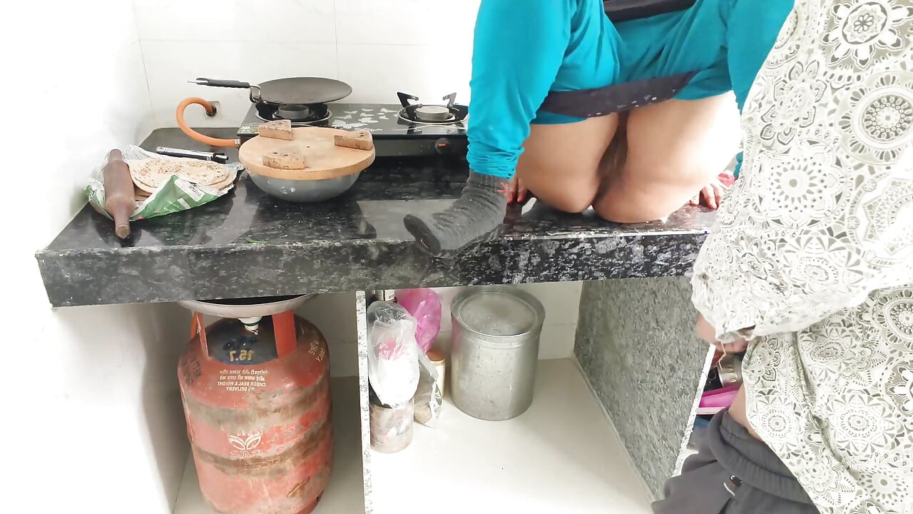 کون تنگ و بزرگ خدمتکار هندی جذاب توسط صاحب شاخش کیر می خوره