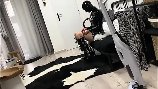 Yüksek topuklu ve zincirli lateks hizmetçi servisi