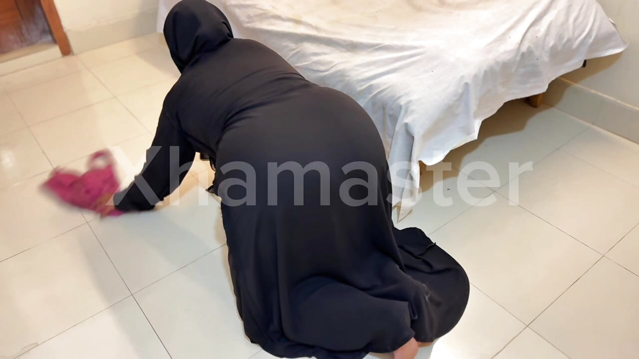 हॉट चोदने लायक सौतेली मम्मी बिस्तर के नीचे फंस गई!