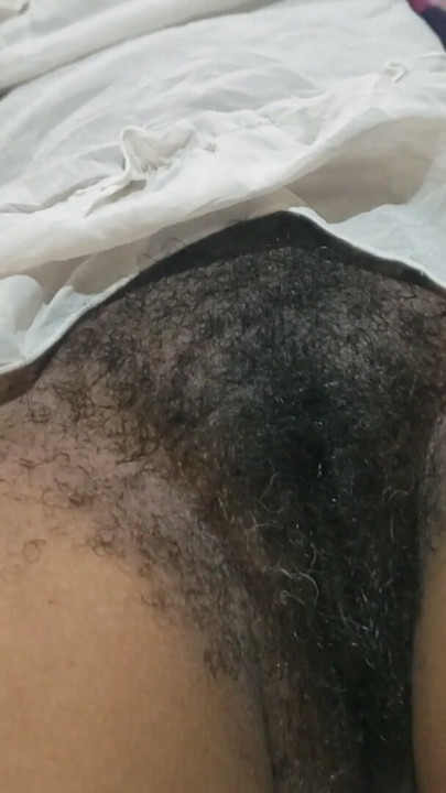 A paixão autêntica crua de um encontro matinal onde sua buceta peluda é amorosamente lambida e satisfeita | Clipe 1