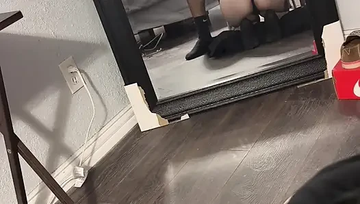 Сексуальная блондинка-шлюшка сосет хуй в зеркале