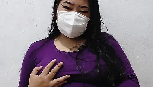 Janda menggoda bermain memek sendirian