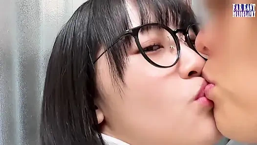 Tatlı gözlüklü tatlılar tembel bir günde sonsuz gulp mutluluk içinde sıcak damlaların tadını çıkarıyor -bölüm.1