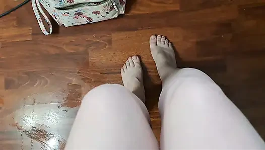 Скачу на стуле на пропитанном мылом полу