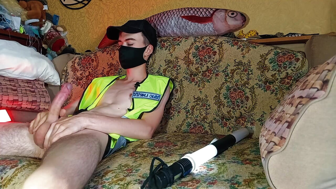 Jonge Twink trekt zijn grote lul af
