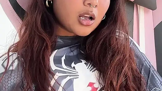 Das kleine desi-mädchen Mia Z masturbiert und reagiert auf hentai