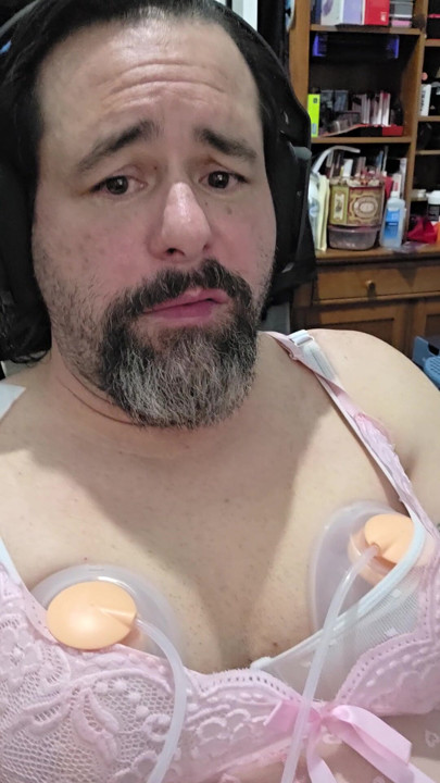 Ik heb het opgegeven om een man te zijn. Ik train mijn lichaam om melk te produceren, want dat is de enige witte room die ik spuit.