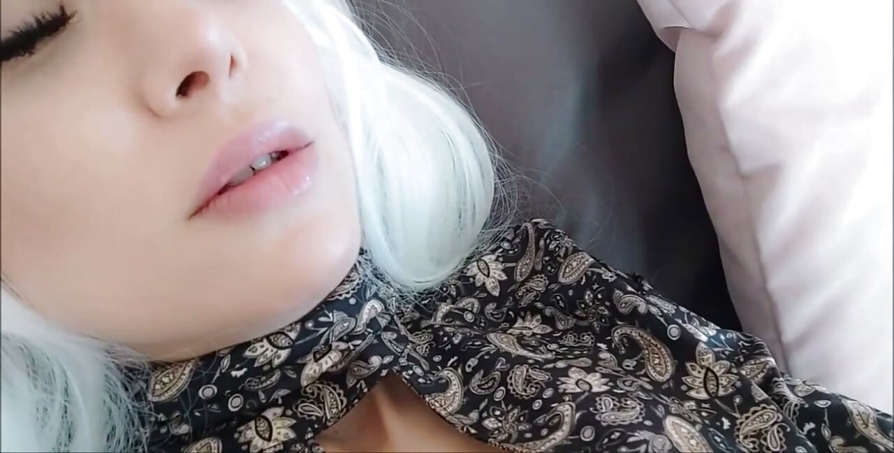 Bulatan mendalam yang janggal yang berasal dari mulut cantik makcik tiri saya