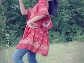 Сексуальная британская пакистанка исполняет сексуальный танец