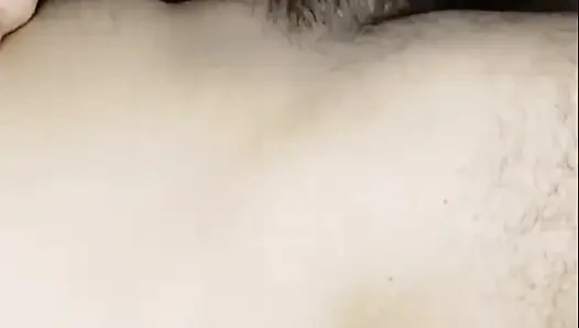 Sie wartete nicht darauf, dass er ihr Höschen auszieht; Sie träumte davon, von älteren männern gefickt zu werden.