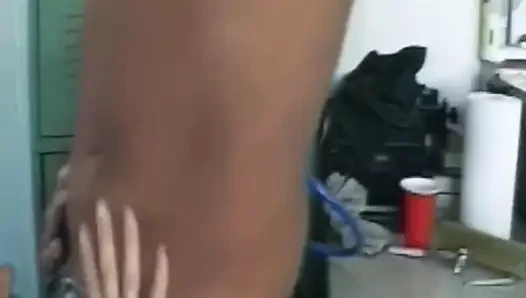 Olgun sarışın orta yaşlı seksi kadın dövmeli büyük zenci yarağı tarafından sikiliyor