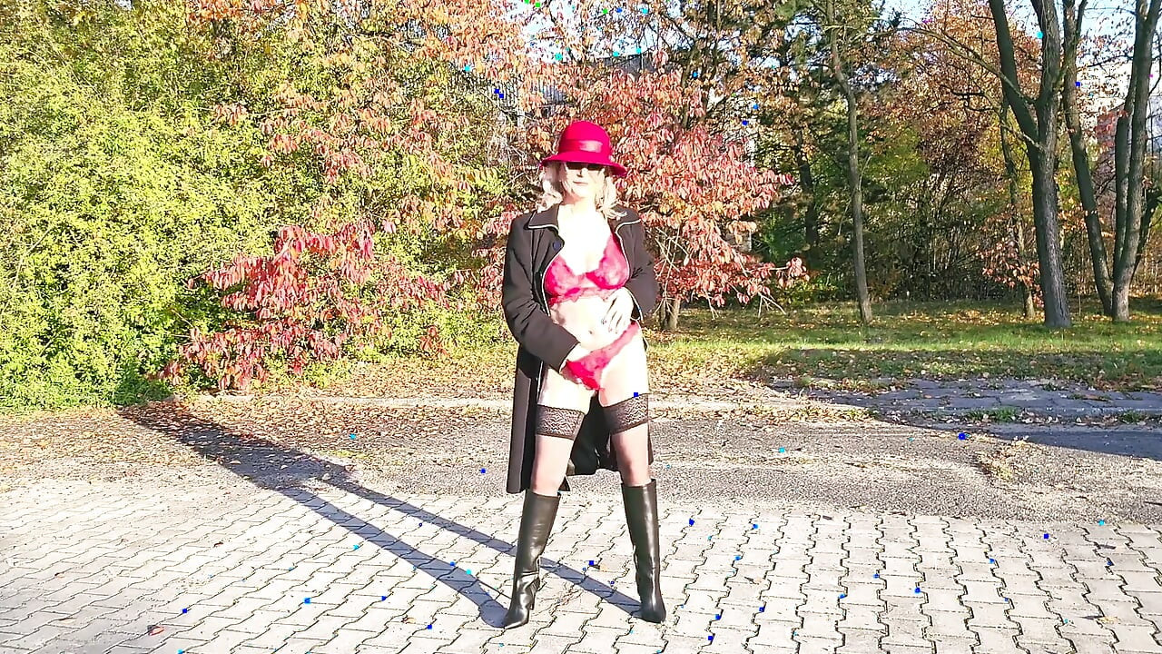 Striptease în aer liber de toamnă