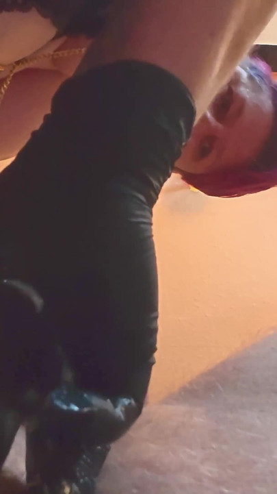 Herrin izar & latex bubble im kerker teil 4 | Clip 1