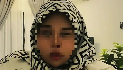 Onu üvey annesinin odasında buldu ve denemeye karar verdi, hala tadını çıkarıyor