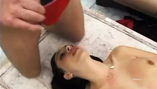 Atemberaubende brünette mit behaarter muschi, gangbang von drei typen in einer doppelpenetration