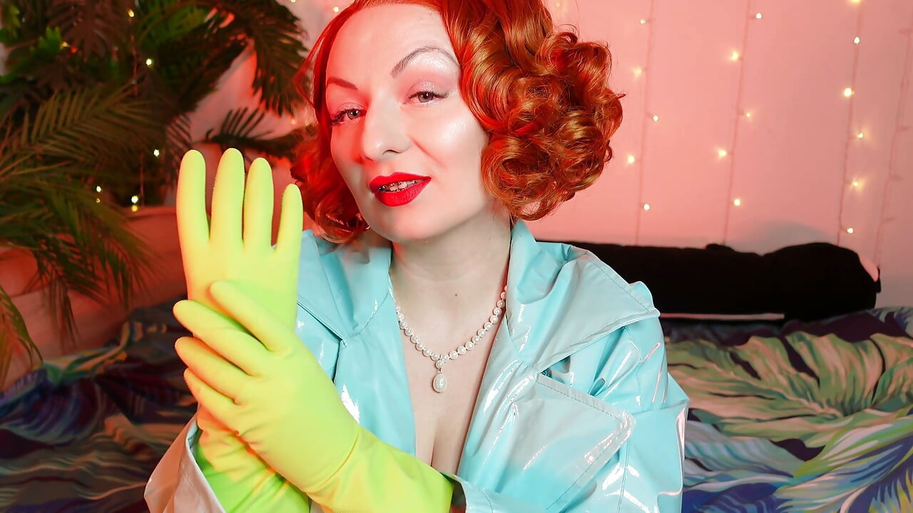 Hot pussy masturbation of horny MILF in rubber household gloves