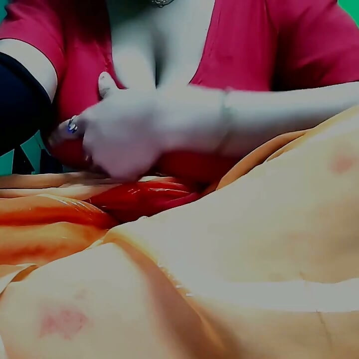 Sensual Desi Beauty in Saree - Gorgeous Boob Squeeze Part 1