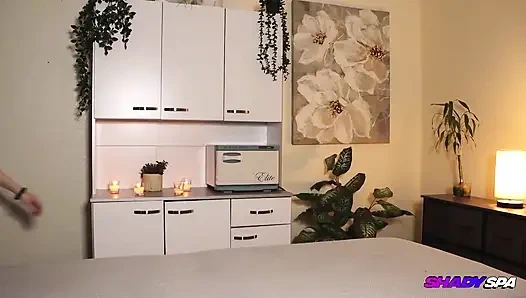 Tiefe Spannungsfreigabe im Schattigen Spa: Carina Blair