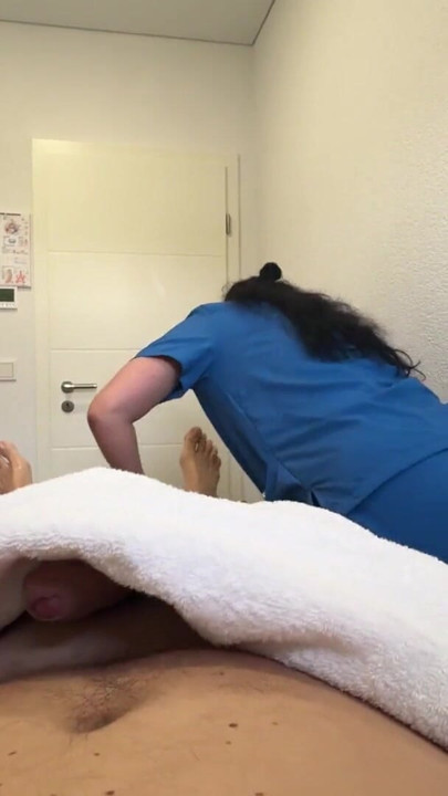 Han blir tatt i å rykke under massasje | Klipp 2