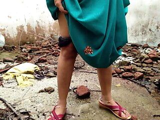 인도의 인도 아줌마 야외에서 오줌 싸는 영상 모음