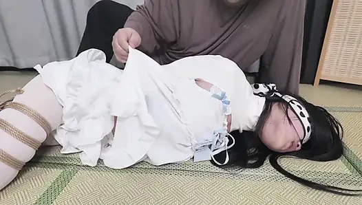 Xr24-seorang gadis dengan pakaian putih dan stoking putih digantung dan menggelitik perbudakan
