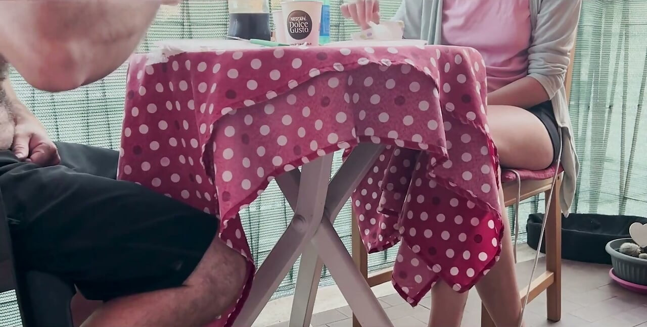 Italiaans koppel pijpbeurt onder tafel na het eten van diepe creampie pov