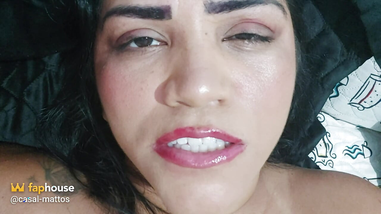 عاهرة صغيرة وحيدة تستعد للنشوة في مكالمة فيديو