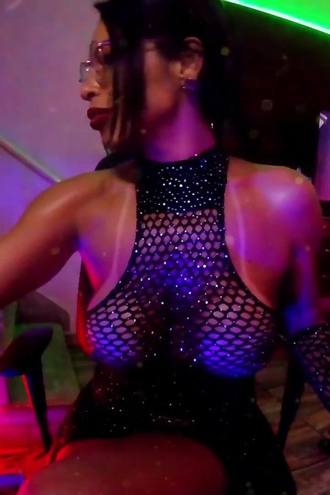 Brazilian Brunette Live: a Presence That Captivates