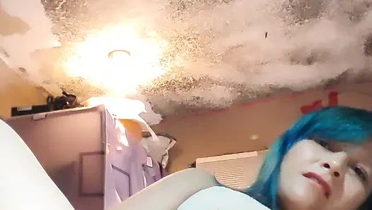 Неудовлетворенная жена Lusi думает о том, чтобы изменять своему