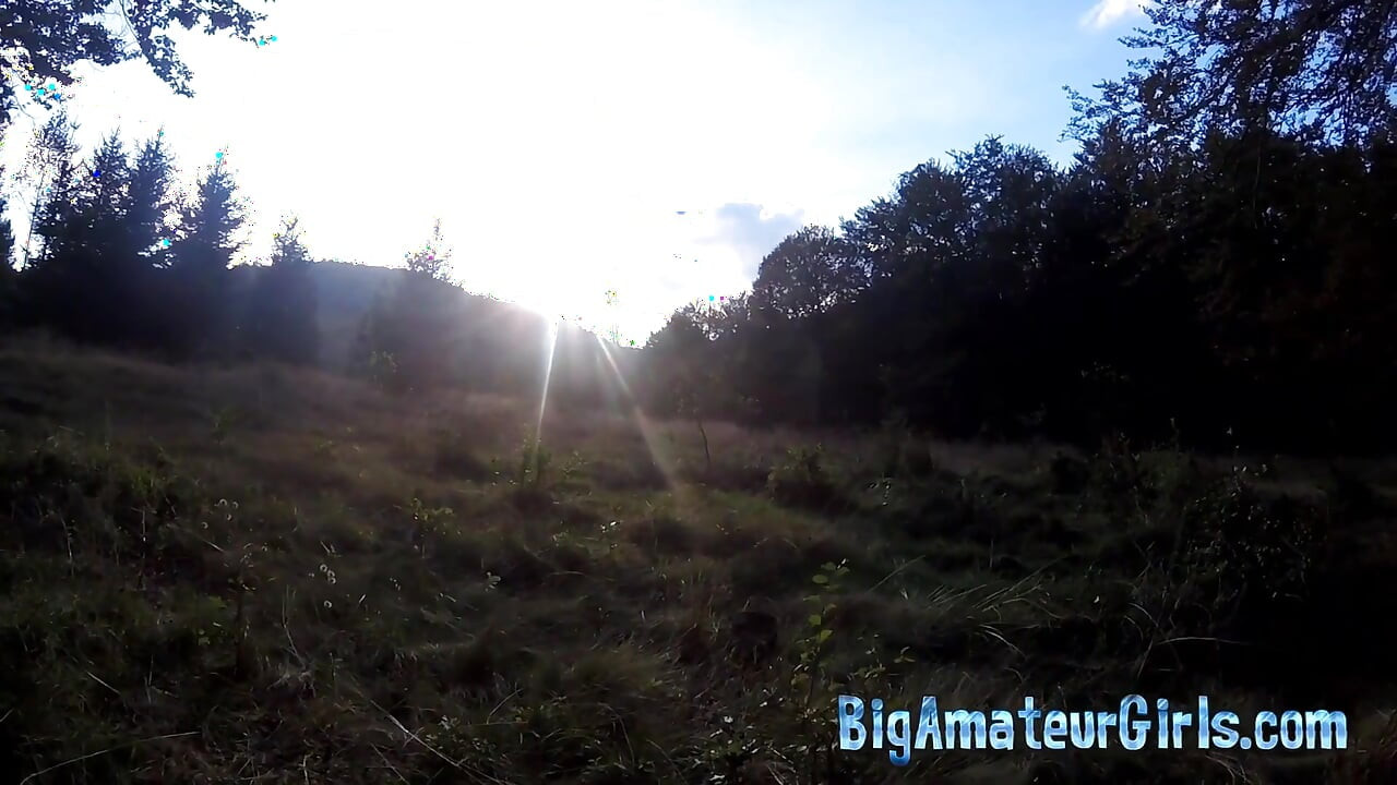 Pušenje dok sunce ujutro izlazi u planinama.