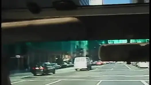 Пригородные рыжие Carpools с ползучей, который унижает ее в машине в городском движении