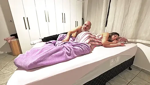 Üvey babam geceleri küçük amcığıma boşalmak için beni ziyaret etti.
