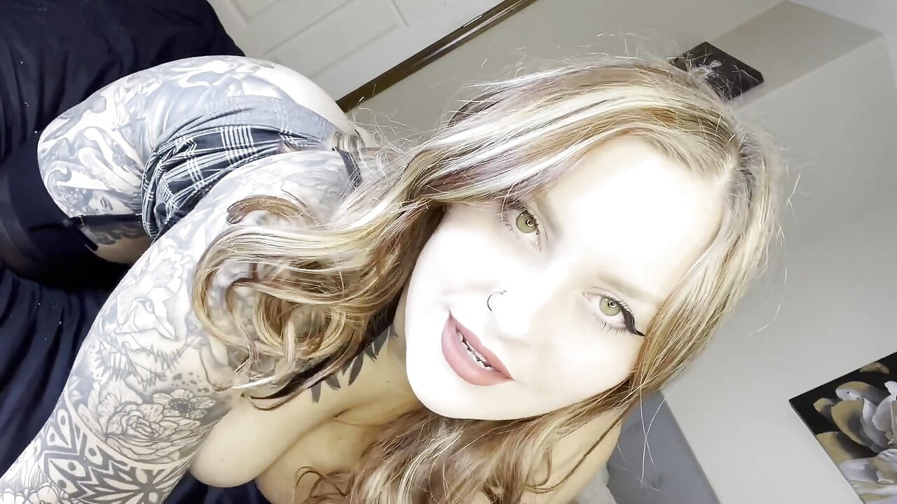 Une collègue coquine séduite après une soirée travail