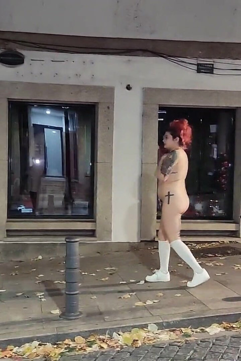 Risky Public Naked Chubby in the Building Pissing Outdoor