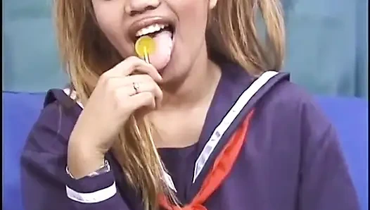 Junge asiatische schlampe nimmt es in ihre nasse muschi